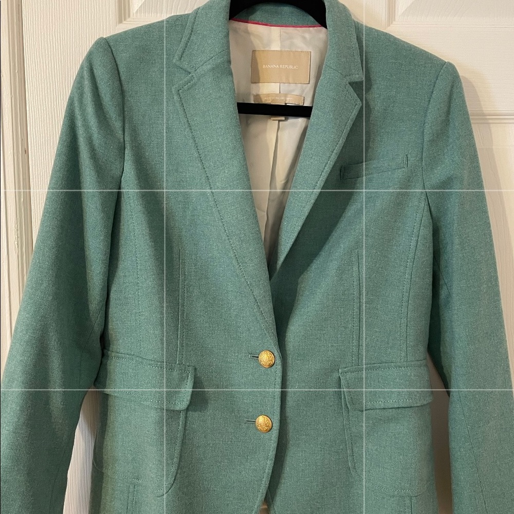 Banana Republic Blazer size 8 petite. Never worn Cleaning out my closet